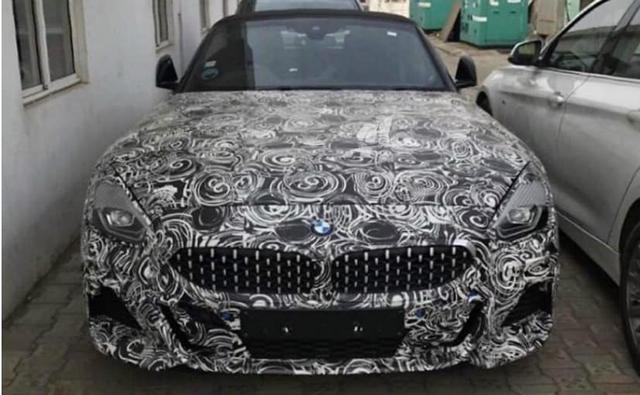 BMW की यह 2 सीटर स्पोर्ट्स कार है जिसके अगले हिस्से में इंजन लगा है जो कार के पिछले महियों को ताकत देता है. टैप कर जानें कितना दमदार है कार का इंजन?