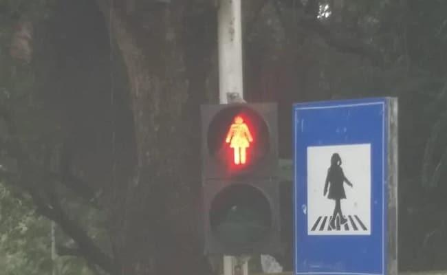 मुंबई का एक ट्रैफिक सिग्नल दे रहा है लिंग समानता को बढ़ावा