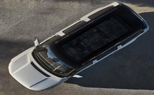 जीप वैगनियर के साथ बहुत बड़े आकार की सनरूफ किसी कार की छत के आकर के बराबर खुलती है और निश्चित तौर पर इस कार में बैठना एक मज़ेदार अनुभव होगा.