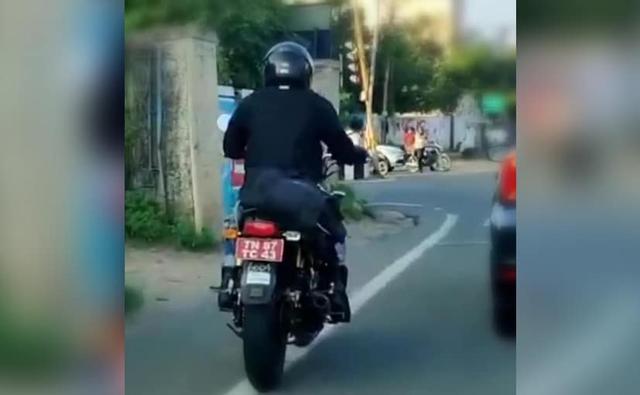 Images of a test mule of the Royal Enfield Interceptor have surfaced online, and interestingly, the motorcycle is seen with a single exhaust. The photos posted by an enthusiast online only gives us a glimpse of the rear section of the motorcycle, and except for the exhaust muffler, rest of the elements remain identical to the Interceptor 650.
