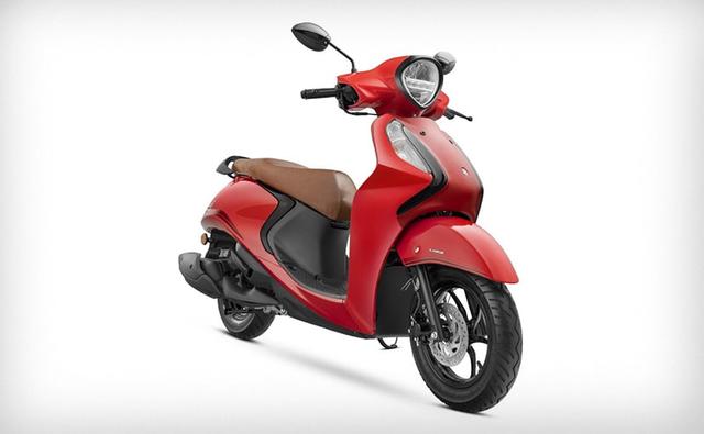 The new Yamaha Fascino 125 FI Hybrid is equipped with a Smart Motor Generator (SMG) System that basically adds an electric motor giving a power assist when you accelerate from a stop, and eliminating the initial power lag due to the wobble during start-outs.