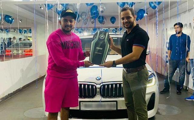 भारतीय क्रिकेटर पृथ्वी शॉ ने हाल ही में सफेद रंग में BMW 630i M Sport की डिलीवरी ली है, जिसकी कीमत रु. 68.50 लाख (एक्स-शोरूम) है.