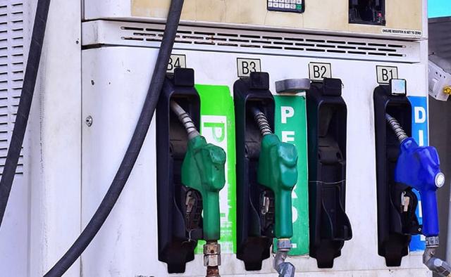 दिल्ली में पेट्रोल की कीमत अब रु 101.01 प्रति लीटर होगी, जबकि डीजल की कीमतें रु 91.47 प्रति लीटर से बढ़कर रु 92.27 हो गई हैं.