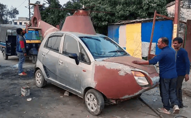 बिहार के बगहा के रहने वाले मैकेनिक कम इनोवेटर गुड्डू शर्मा ने अपनी टाटा नैनो कार को नॉन-फ्लाइंग हेलिकॉप्टर में तब्दील कर दिया है. वह इसे शादियों के लिए रु.150,00 में किराए पर देते हैं.