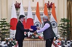 समझौता ज्ञापन पर 19 मार्च, 2022 को नई दिल्ली, भारत में आयोजित भारत-जापान आर्थिक मंच में जापानी प्रधान मंत्री फुमियो किशिदा और भारतीय प्रधान मंत्री नरेंद्र मोदी की उपस्थिति में हस्ताक्षर किए गए.