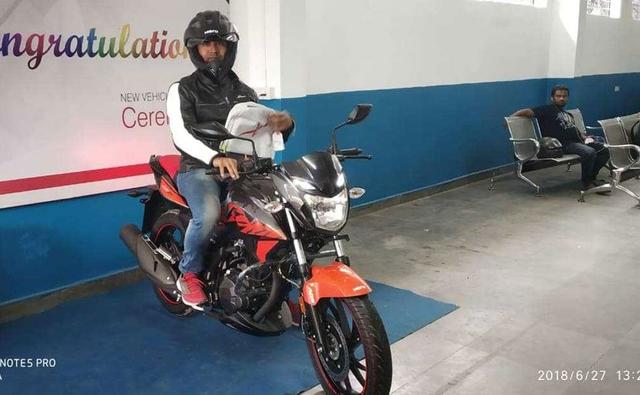 फिलहाल हीरो ने एक्सट्रीम 200R को भारत के 7 राज्यों में लॉन्च किया है और पहली एक्सट्रीम 200R बाइक की डिलिवरी गुवाहाटी में की गई है. टैप कर पढ़ें पूरी खबर...