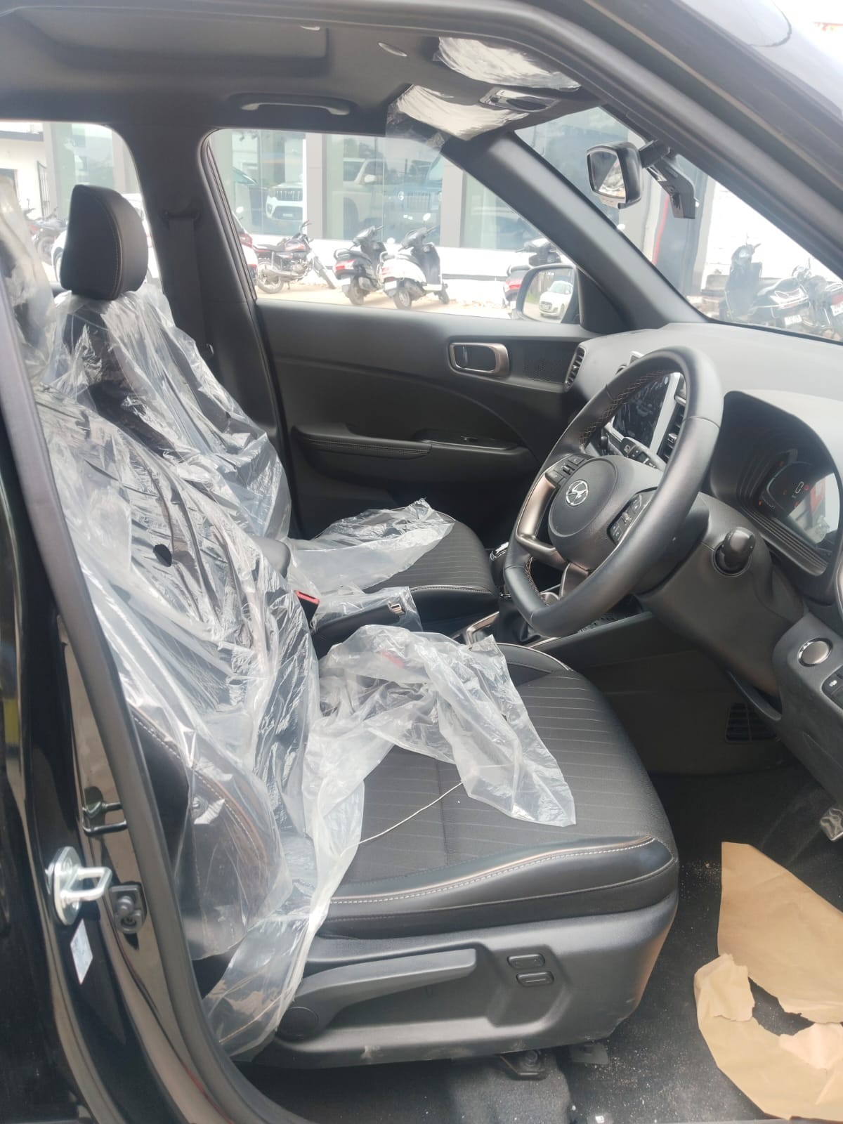 View 2024 Hyundai Venue SX (O) 1.0 iMT Petrol Image 13 Used 2024 Hyundai Venue SX (O) 1.0 iMT Petrol Image 13