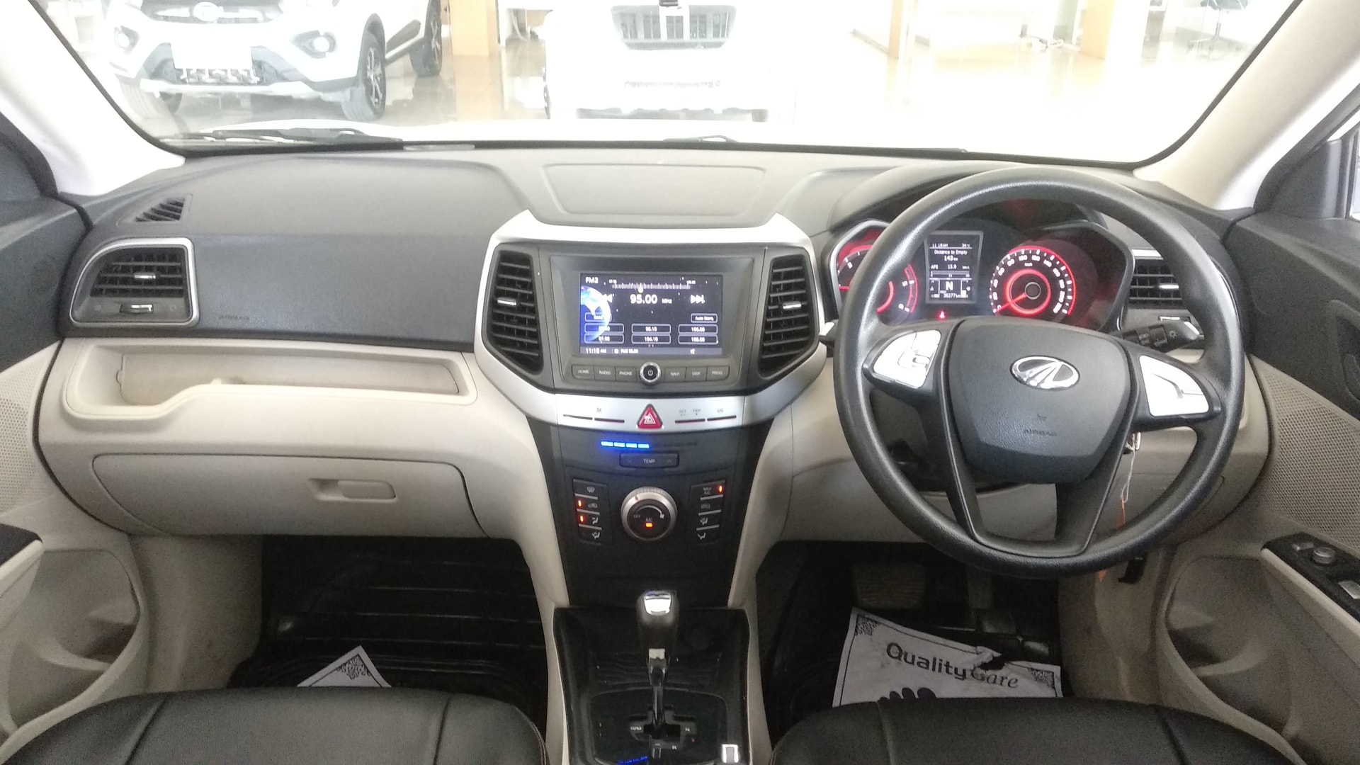 View 2019 Mahindra XUV300 W6 AMT Diesel BS IV Image 8 Used 2019 Mahindra XUV300 W6 AMT Diesel BS IV Image 8