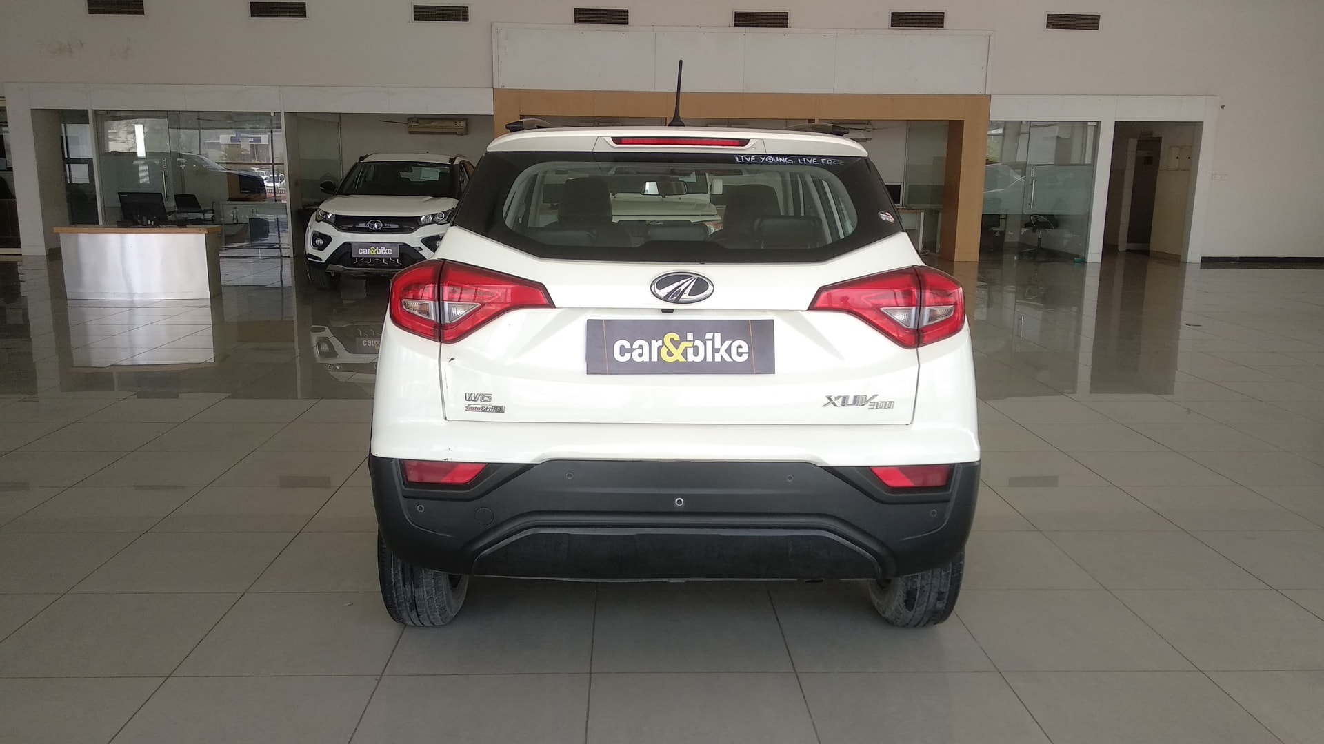 View 2019 Mahindra XUV300 W6 AMT Diesel BS IV Image 4 Used 2019 Mahindra XUV300 W6 AMT Diesel BS IV Image 4
