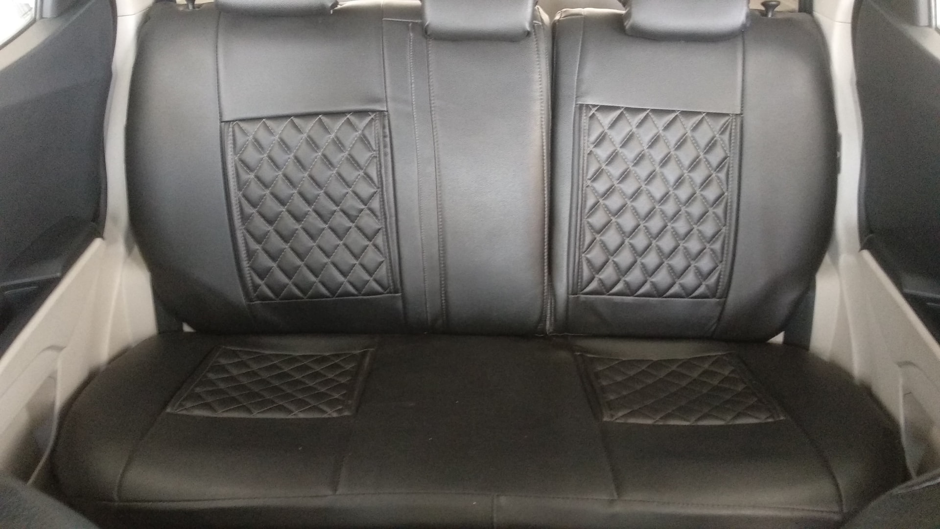 View 2019 Mahindra XUV300 W6 AMT Diesel BS IV Image 5 Used 2019 Mahindra XUV300 W6 AMT Diesel BS IV Image 5