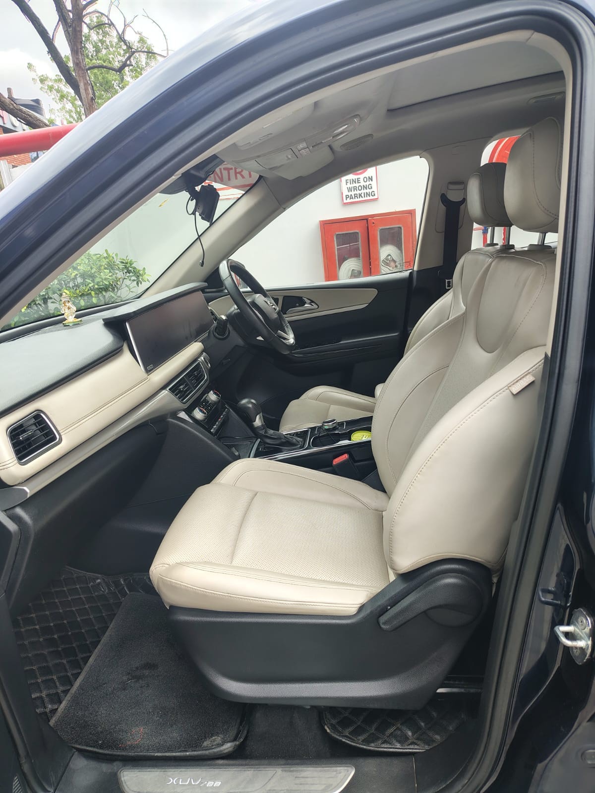 View 2021 Mahindra XUV700 AX7 AT Luxury Diesel 7 STR Image 3 Used 2021 Mahindra XUV700 AX7 AT Luxury Diesel 7 STR Image 3