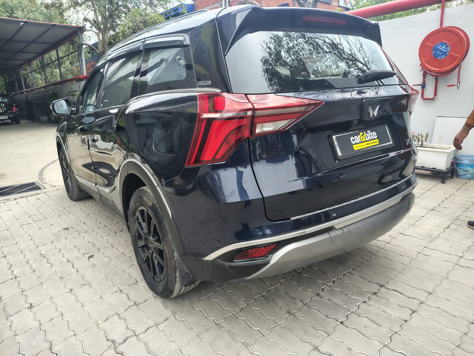 View 2021 Mahindra XUV700 AX7 AT Luxury Diesel 7 STR Image 10 Used 2021 Mahindra XUV700 AX7 AT Luxury Diesel 7 STR Image 10