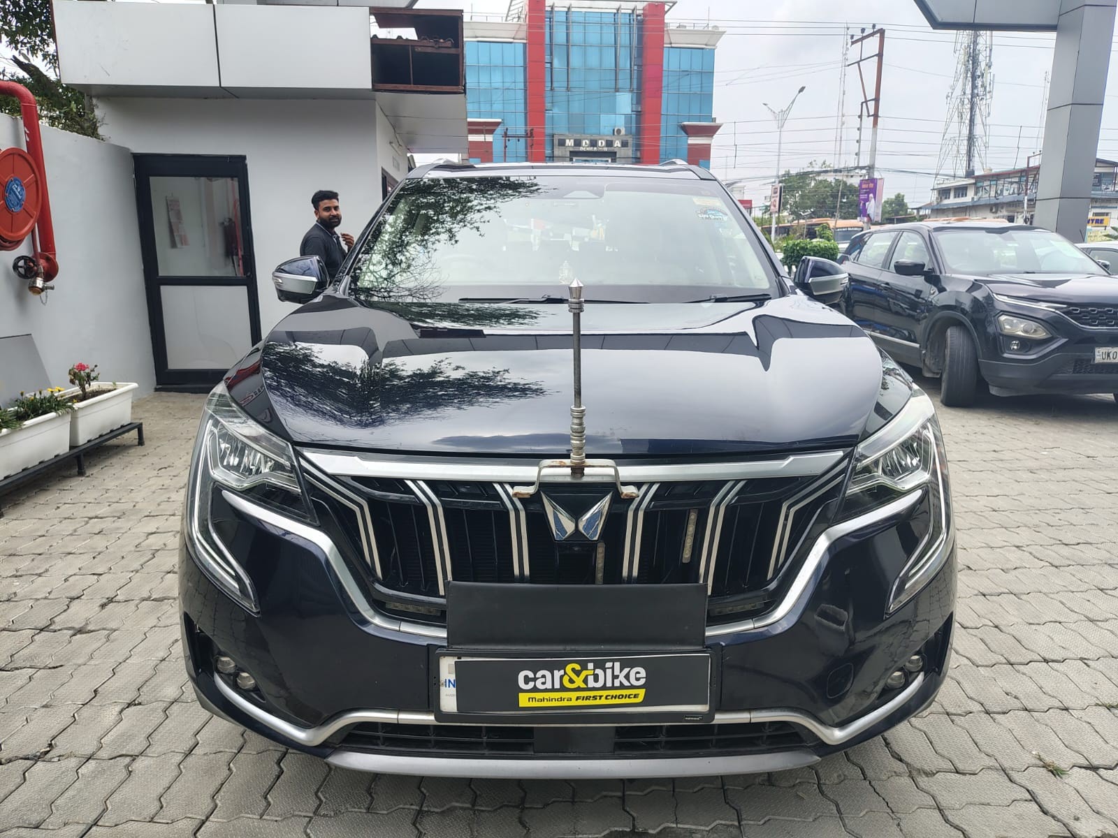 View 2021 Mahindra XUV700 AX7 AT Luxury Diesel 7 STR Image 2 Used 2021 Mahindra XUV700 AX7 AT Luxury Diesel 7 STR Image 2