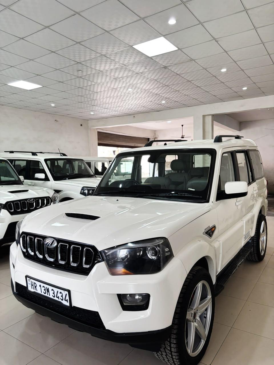2017 महिंद्रा स्कॉर्पियो S10 1.99-Litre 2017 महिंद्रा स्कॉर्पियो S10 1.99-Litre