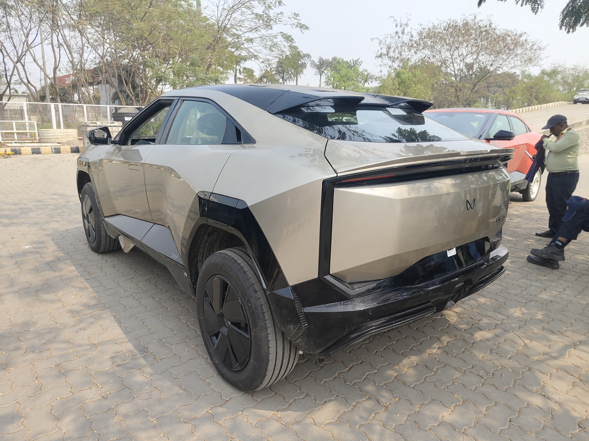 View 2025 Mahindra BE 6e Pack One 59 kWh 7.2 KW R18 Image 4 Used 2025 Mahindra BE 6e Pack One 59 kWh 7.2 KW R18 Image 4