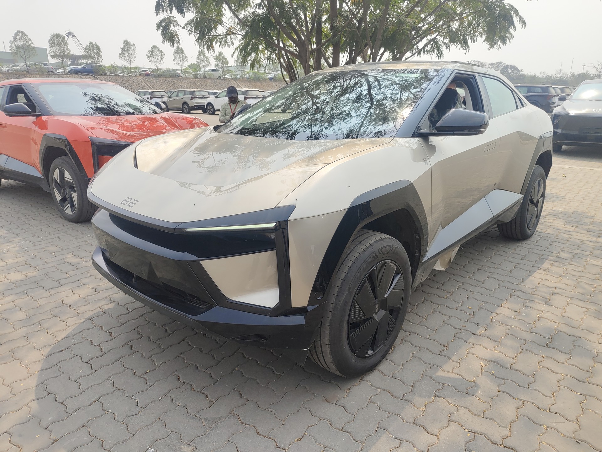 View 2025 Mahindra BE 6e Pack One 59 kWh 7.2 KW R18 Image 2 Used 2025 Mahindra BE 6e Pack One 59 kWh 7.2 KW R18 Image 2