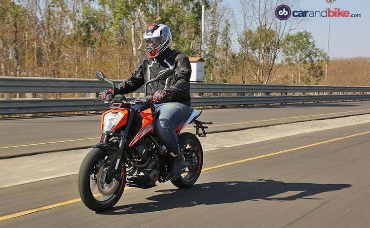 KTM इंडिया ने भारत में अपडेटेड 250 ड्यूक लॉन्च कर दी है जिसे एंटीलॉक ब्रेकिंग सिस्टम के साथ उलब्ध कराया गया है. टैप कर जानें कितनी अपडेट हुई बाइक?