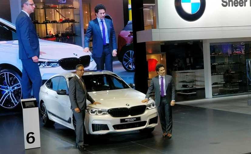 ऑटो एक्सपो 2018 में BMW का स्टॉल देखने लायक है और कंपनी ने भारत में अपनी लग्ज़री 6 सीरीज़ GT लॉन्च कर दी है. BMW इंडिया ने 6 सीरीज़ GT का उत्पादन भारत में किया है और इसके लॉन्च में कार से पर्दा उठाने वाले कंपनी के ब्रांड एंबेसेडर और मास्टर ब्लास्ट सचिन तेंदुलकर थे. टैप कर जानें कार की एक्सशोरूम कीमत?