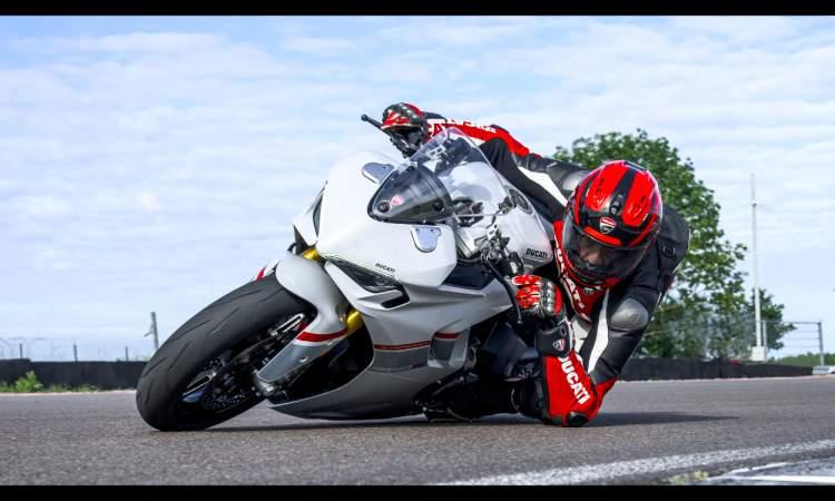 Supersport 950 Overview Gallery 1920x1080 01