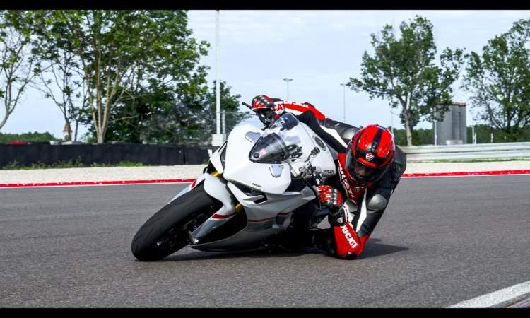 Supersport 950 Overview Gallery 1920x1080 03