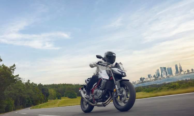 Honda Hornet 750 Side Front