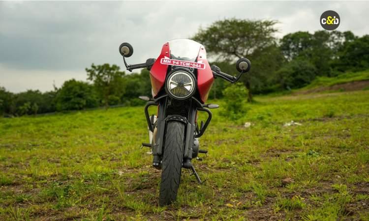 Triumph Thruxton 400 Front Look