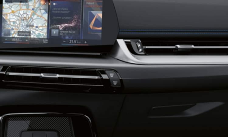 Black High-Gloss Trim Finisher on instrument panel