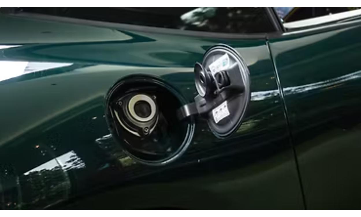 Roma Exterior Open Fuel Lid