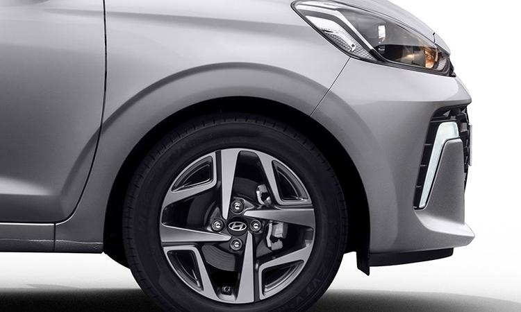 Hyundai_aura_alloy_wheels