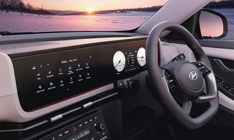 Seamlessly Integrated Infotainment and Cluster Screen