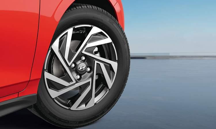 Hyundai_elite_i20_diamond_cut_alloy_wheels`