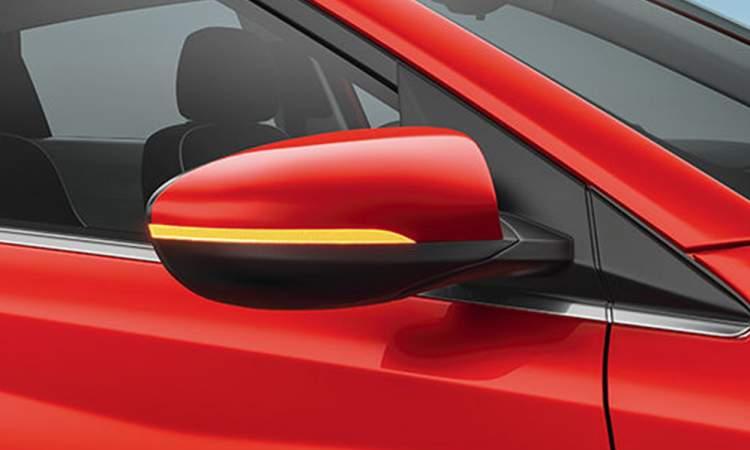 Hyundai_elite_i20_turn_indicators_on_outside_mirrors