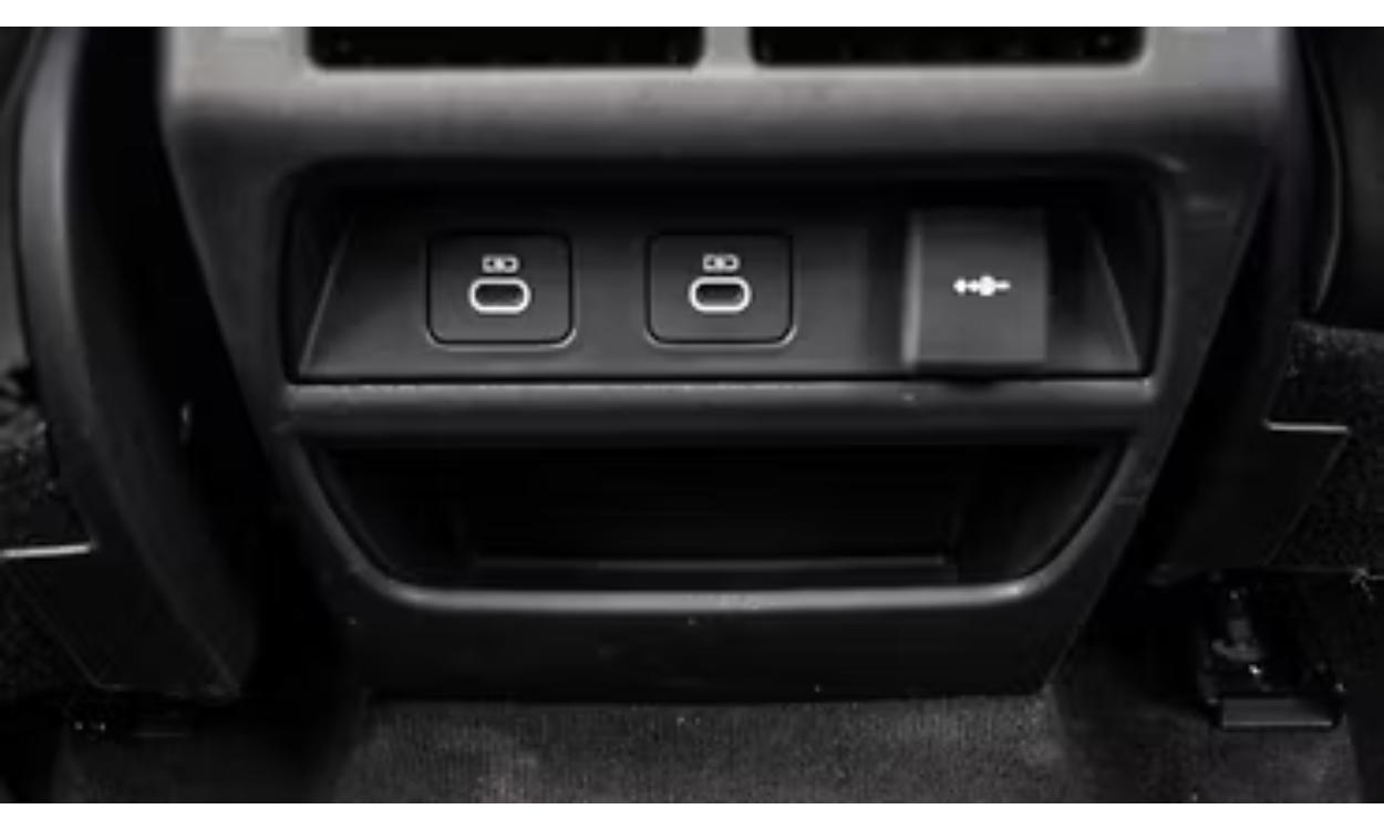Discovery Sport Interior Second Row Charging Point