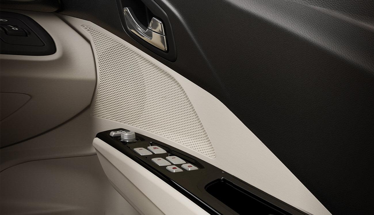 Mahindra Xuv300 Crome Inside Door Handles_&_piano Black Door Trims