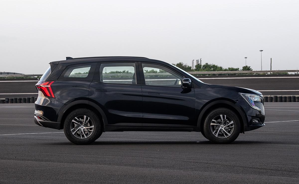 Mahindra xuv 700 sideview