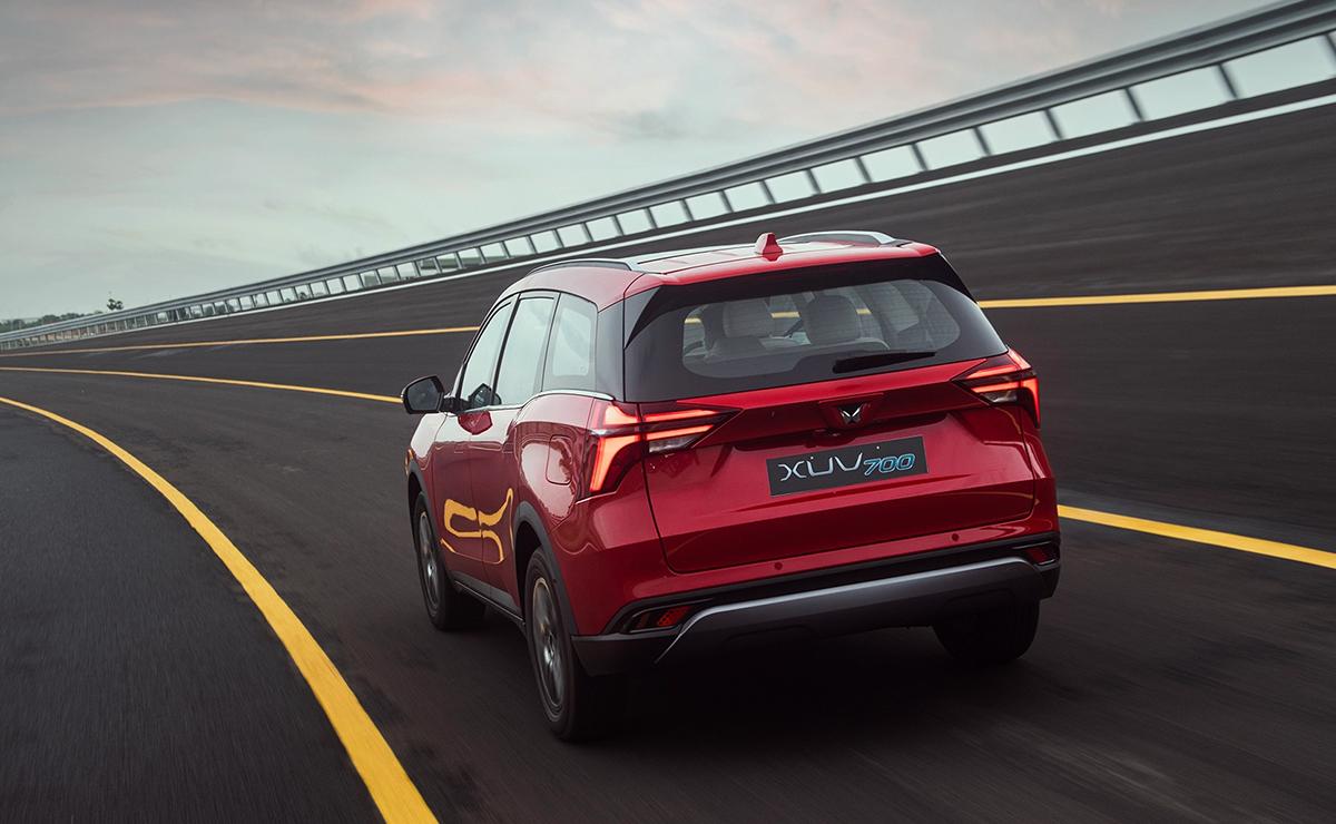 Mahindra xuv 700 track rearview