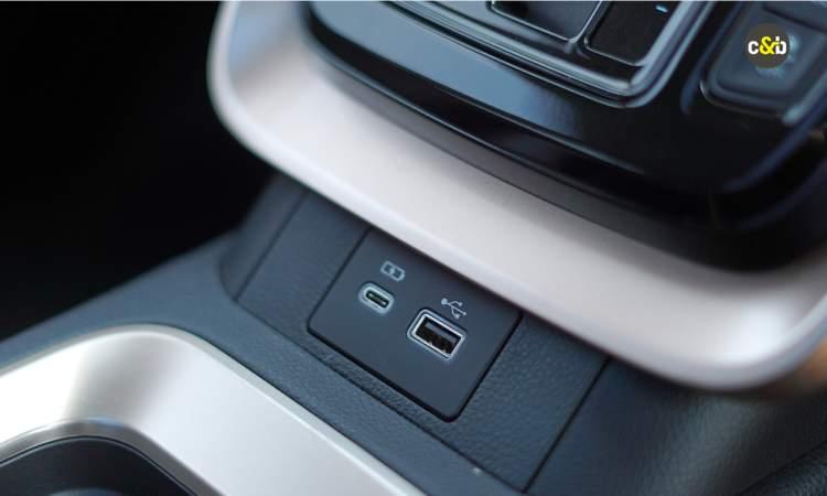 Maruti Suzuki Invicto Charging Point