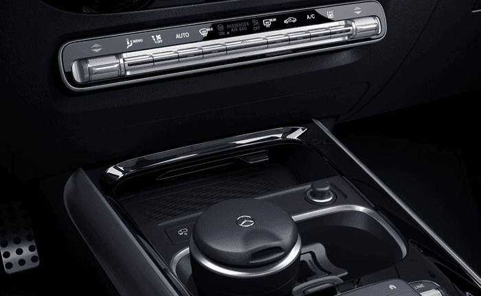 Mercedes Amg Gla 35 Stowage Compartment In Centre console, Retractable Cover With Double Cup Holder And Wireless Charging