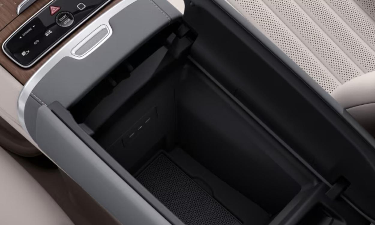 Mercedes benz eqs suv storage