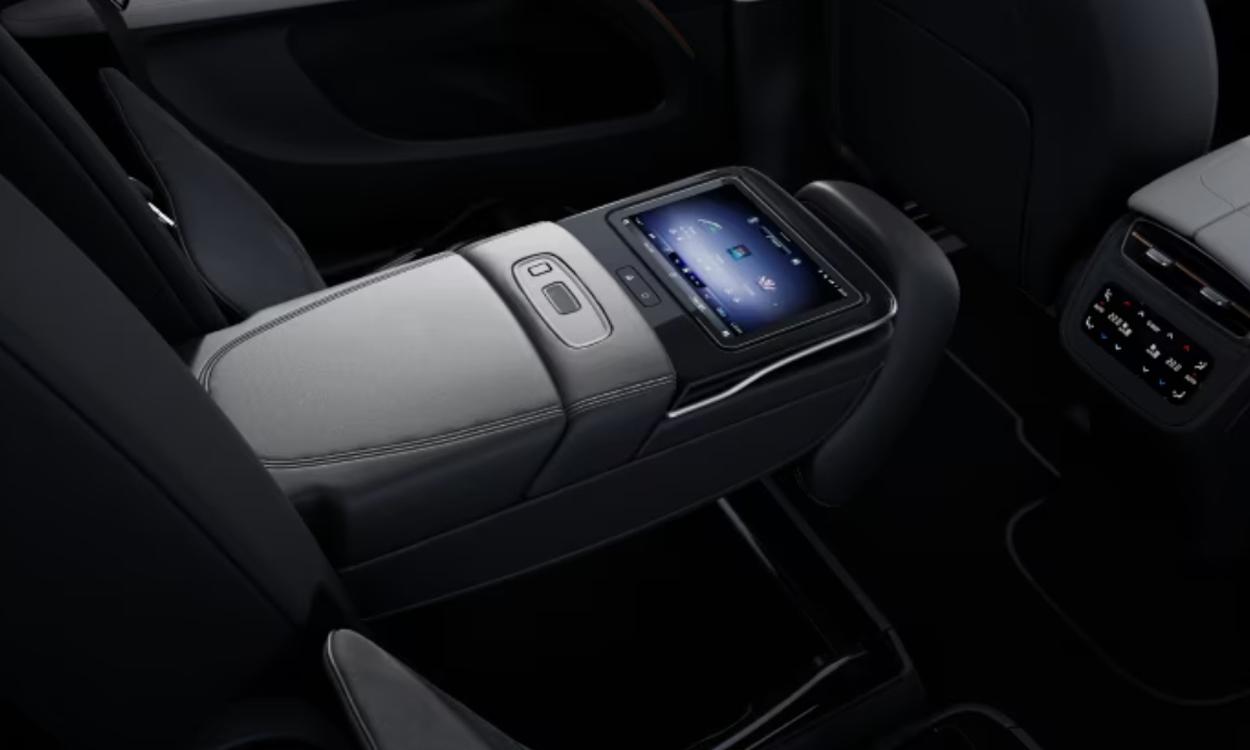 Mercedes benz eqs suv wireless charger