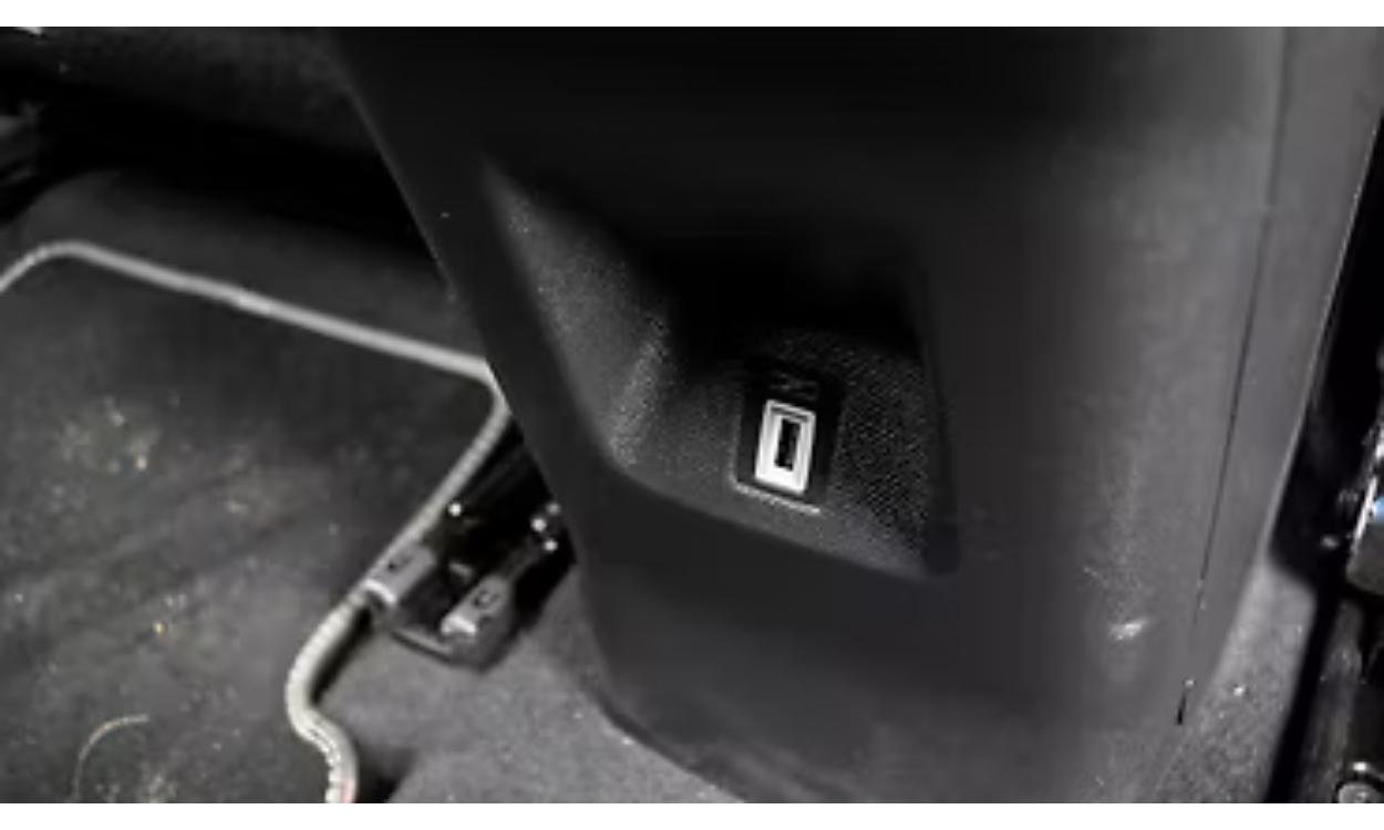 C5 Aircross Interior Rear Row Charging Point