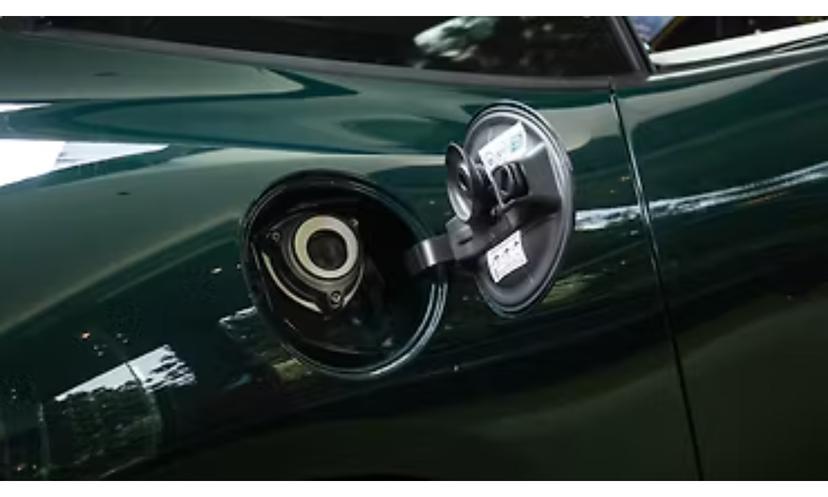 Roma Exterior Open Fuel Lid