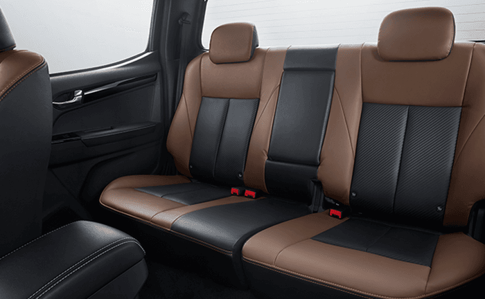 Isuzu d Max v Cross seating space