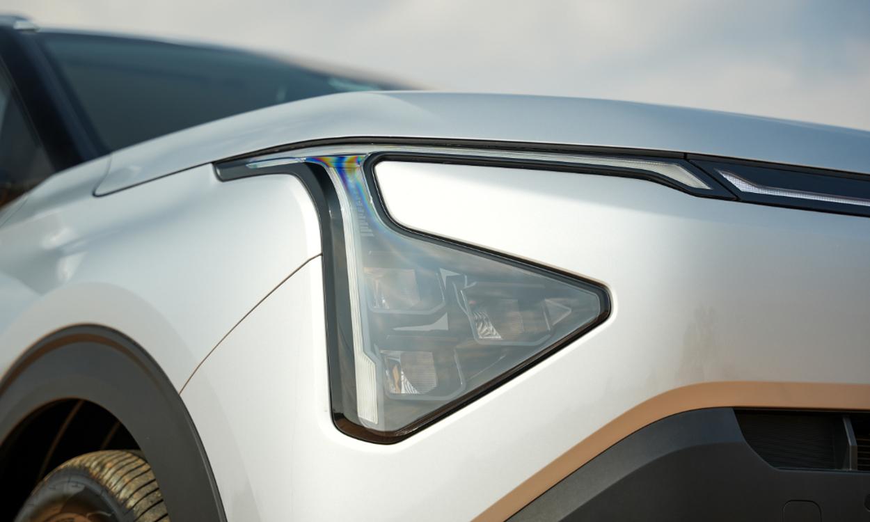 Kia Carens Clavis Headlight