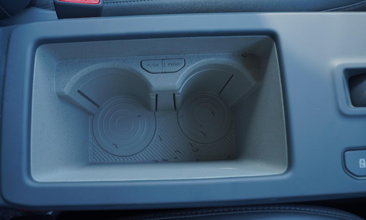 Kia Syros Cupholder