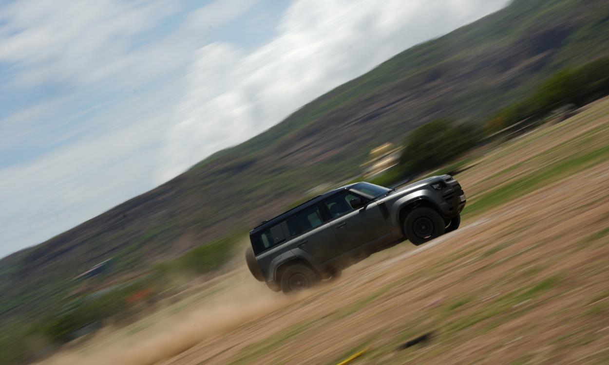 Land Rover Defender Ride view 3