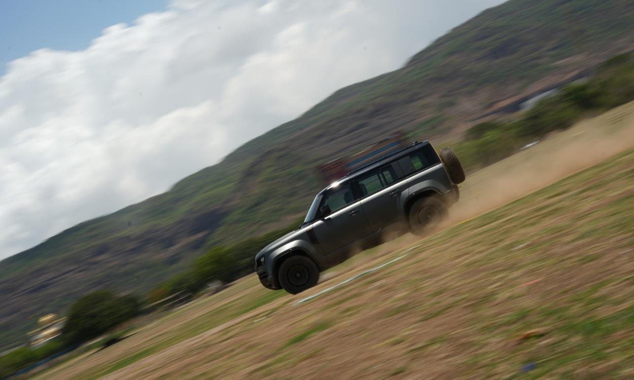 Land Rover Defender Ride view 4