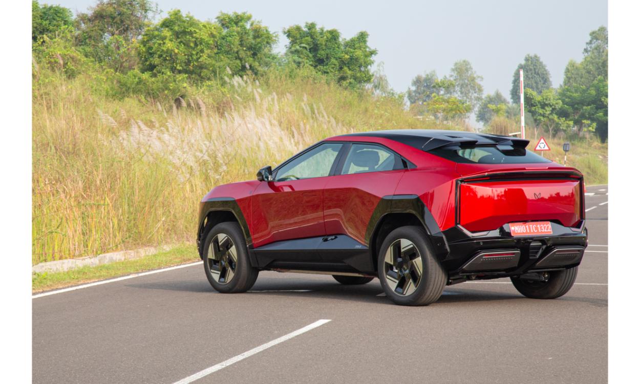 Mahindra Be 6 Quartar Glass