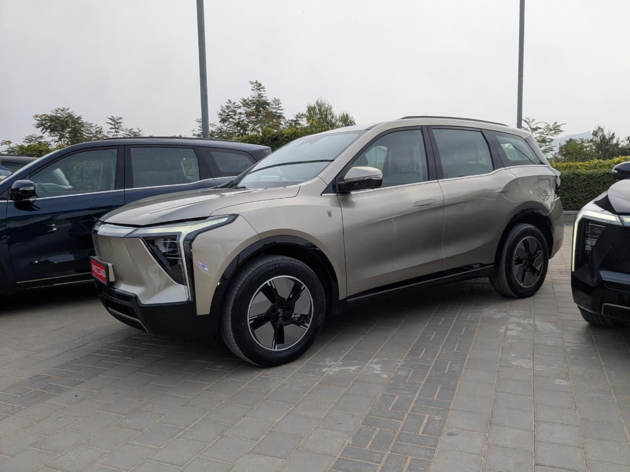 Mahindra Xev 9s Sideview