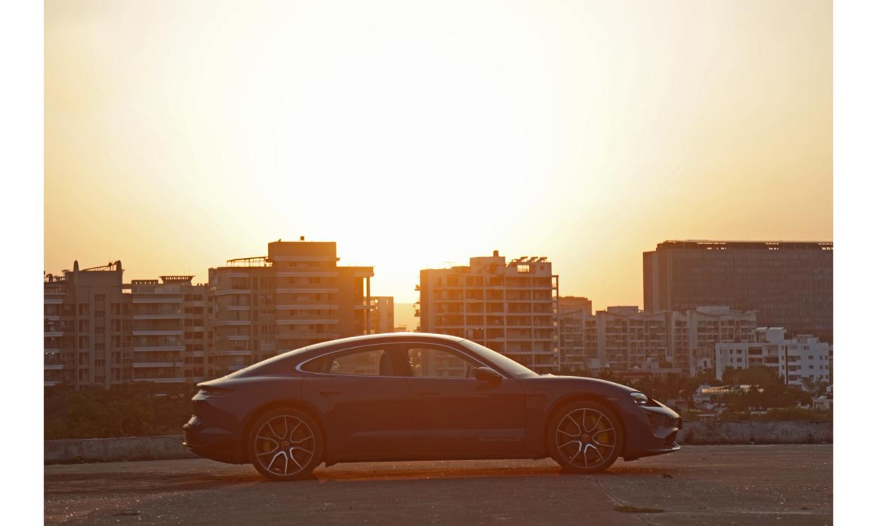 Porsche Taycan Tursimo Rideview 3